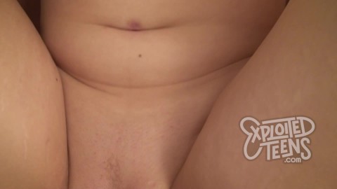 Genç yarıklar almak dolu ile jizz içinde bu Creampie derleme