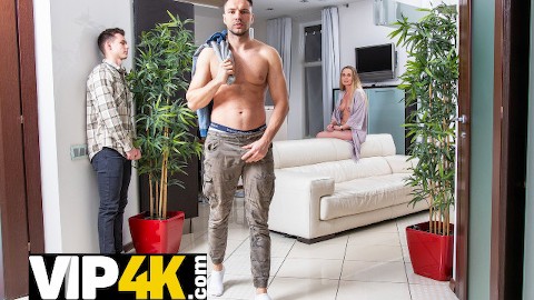 SHAME4K. Olgun kocasının boşanmasını istemiyor ve tabu seks yapıyor