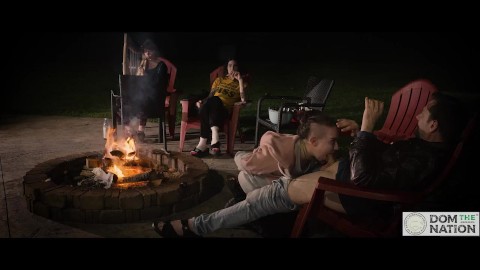 Smores ve arp müziği ile kamp ateşi sakso