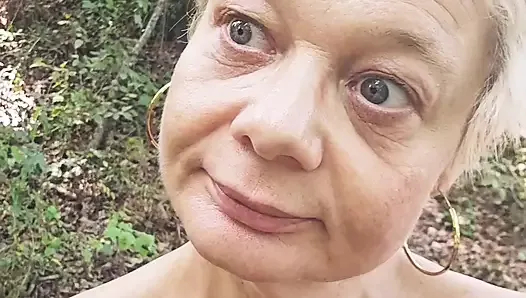 olgun milf ormanda bir yabancıyı sakso ve ağzıma girene kadar iyice mastürbasyon yapmak için arıyor