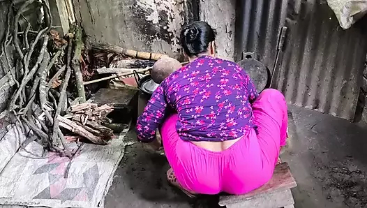 teyzemi mutfak odasına aldım ve sikmeye başladım