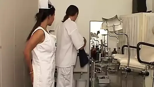 Çarpıcı bir Alman hemşire hastasını doktorla sikiyor