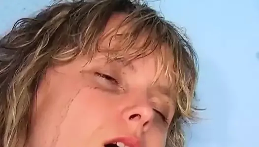 Sarışın Alman genç bağlı yukarı ve facialized içinde bdsm eylem