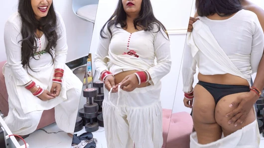 Azgın üvey kardeş yanlışlıkla seksi yeni evli Hint ateşli desi üvey kardeş - tam Hintçe yaramaz konuşma
