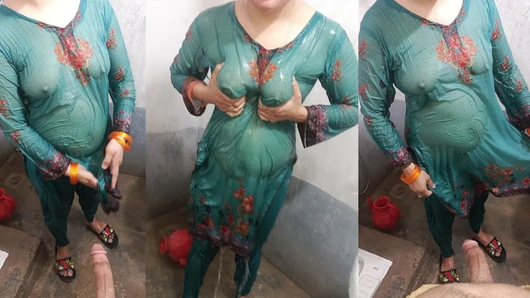 Banyoda Ateşli Karımla Birlikte Çok Seksi Oynuyorum