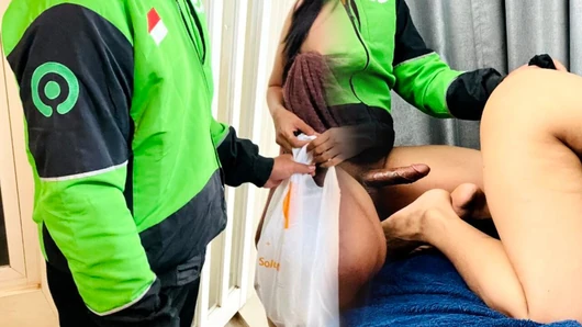 Kurye ücretsiz amcık almak için şanslı ve kızlar uzun bir penis almak için mutluyuz