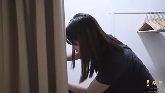 Asyalı Hırsız Kadını Ev Sahibi Cezalandırıyor