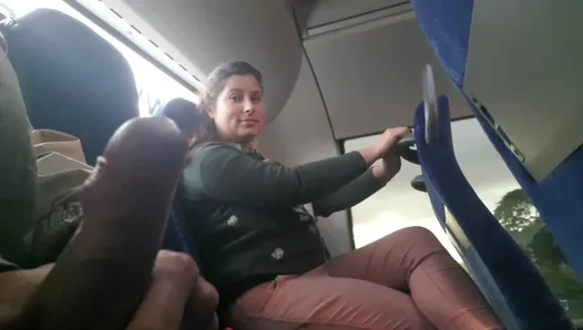 röntgenci, otobüste penisine sakso ve mastürbasyon yaptırmak için milf'i baştan çıkarıyor
