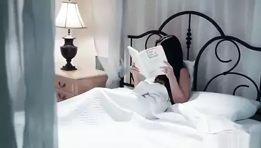 üvey kızı seksi anneyi baştan çıkarıyor