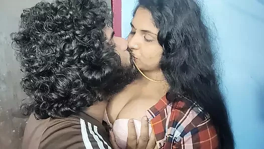 Gömlek ve kot removal seks ile ile el bağlı yukarı ve ateşli sikme ile desi üvey kardeş