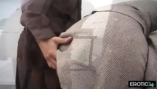 Sarışın Ofis Arkadaşını Sonunda iş yerinde sekse ikna ediyor